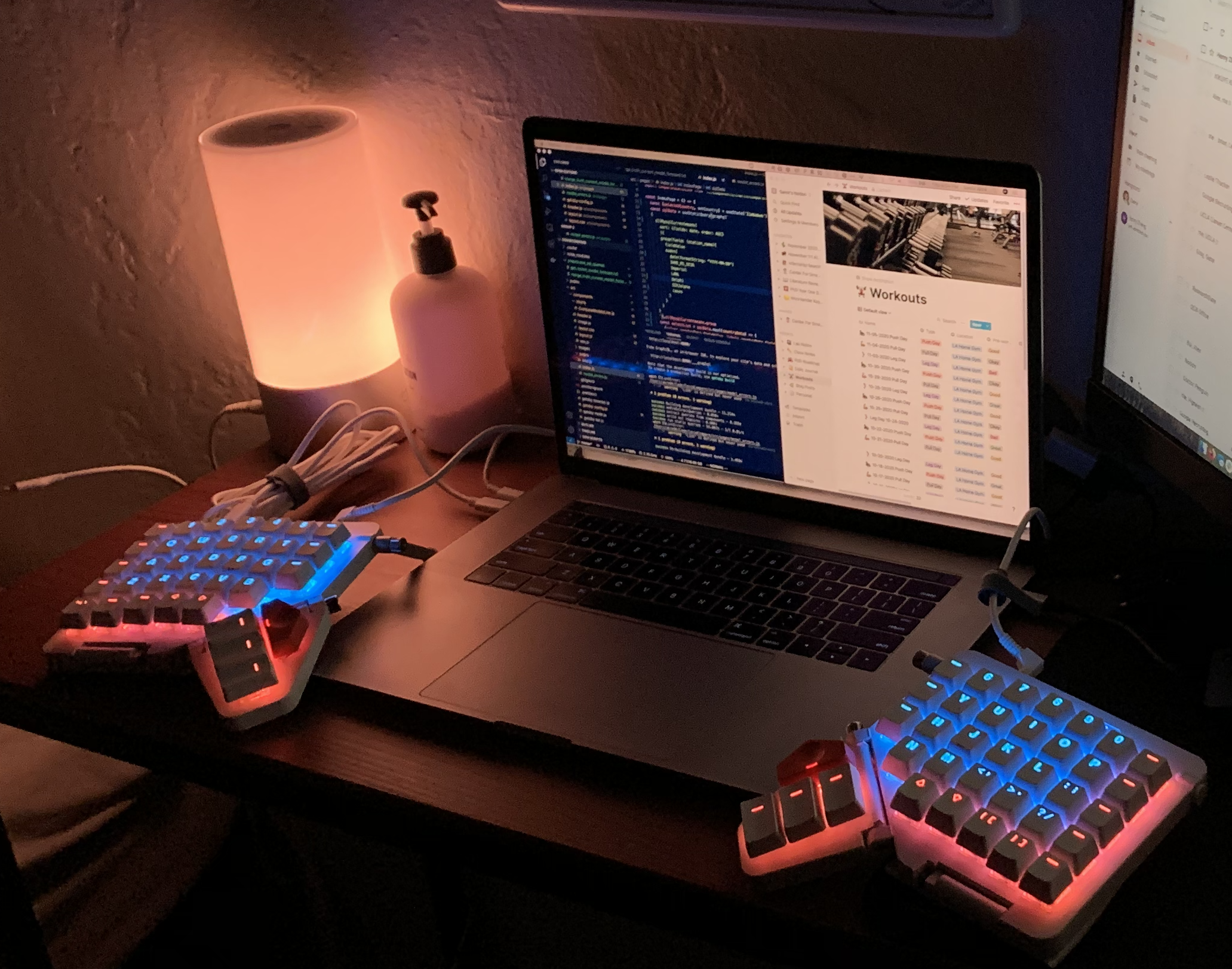 Moonlander Keyboard around Macbook